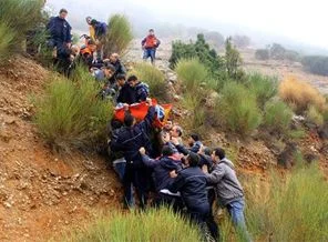 Uçurumda yuvarlandı babasını aradı... Kurtuldu