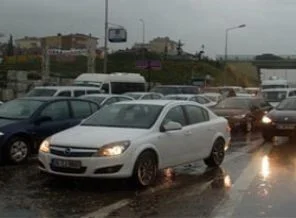 Yağmur İstanbul trafiğini vurdu