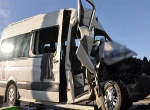 Yalova'da öğrenci servisi devrildi