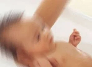 Yeni doğan bebeğini gömdü