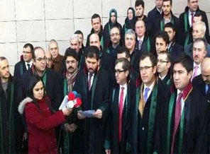 Adliye önünde 17 Aralık operasyonuna tepki