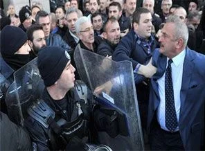 Adliye önünde arbede