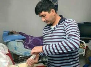 Ağabeyini 8 yıldır şırıngayla besliyor