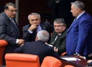AK Parti'de operasyon şaşkınlığı