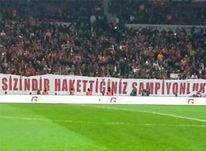 Arena'da olay pankart!