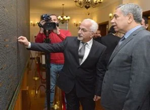 Arınç 'tuval üzerine Kur'an-ı Kerim' sergisini gezdi