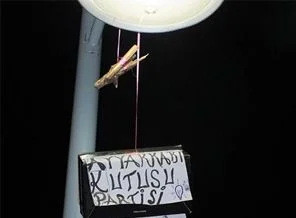 Ayakkabı kutusu direğe çıktı, polis süpürgeyle dürttü!