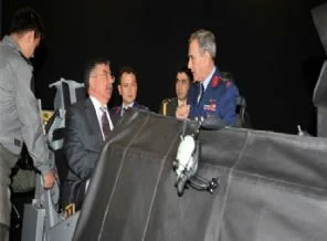 Bakan kullandığı F16 uçağını düşürdü!
