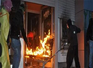 Banka şubesini ateşe verdiler