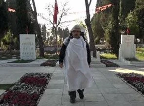 Başbakan'a destek için kefeni giyip yola çıktı