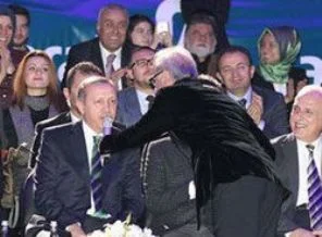 Başbakan Erdoğan ilahi söyledi