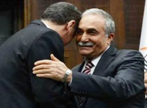 Başbakan, Fakıbaba ile Güvenç'i Kürsüde tokalaştırdı