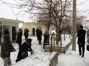 BDP'liler sivil polislere kartopu oynadı!