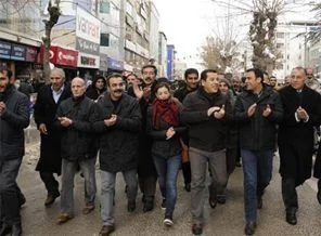 BDP'lilerden yürüyüşe izin veren polise alkış