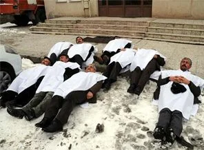 Belediye başkanı kefen giyip açlık grevine başladı
