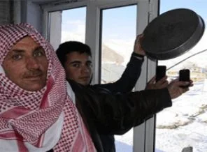 Çay tepsisiyle hayata bağlanıyorlar!