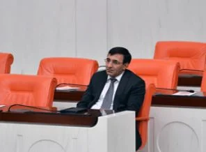 Cevdet Yılmaz Meclis'te yalnız kaldı