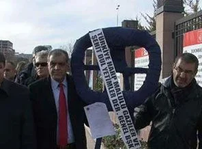 CHP'ye siyah çelenk