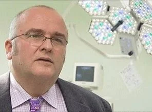 Çılgın doktor hastasının ciğerine imza attı