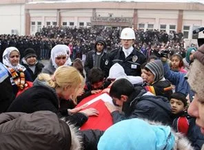 Diyarbakırlı öğrenciler, yaşamını yitiren polis hocalarına ağladı