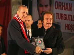 Erdoğan'dan Orhan Gencebay'a plaket