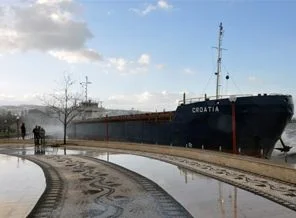 Ereğli'de kuru yük gemisi karaya oturdu