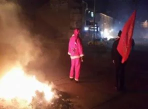Gaz bombaları arasında bir Noel Baba
