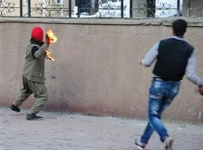 Hakkari'de gerginlik: Polise atarken ellerinde patladı