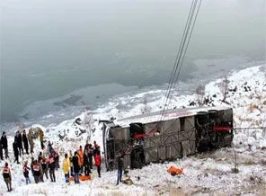 İstanbul otobüsü şarampole devrildi: 2 ölü