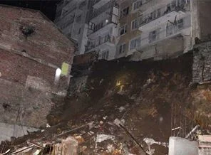 İstinat duvarı çöktü, altı apartman boşaltıldı