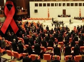 Kadın vekillerden kırmızı fularlı protesto
