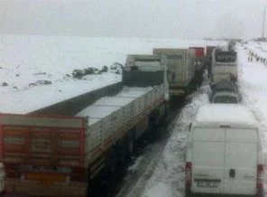 Kar altında kalan yüzlerce kişi yardım bekliyor