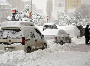 Kar yağışı okulları tatil etti