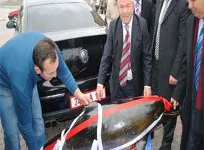 Kaymakamın aracından çıkana şaşıracaksınız!