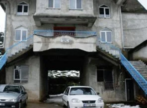 Köy yolu caminin altından geçiyor