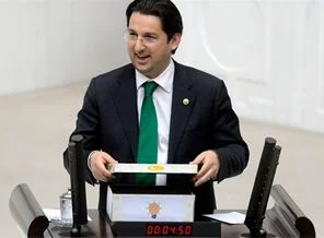 Meclis kürsüsüne ayakkabı kutusuyla çıktı