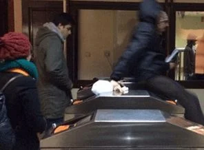 Metroda 'akbil basmama' eylemi yapıldı