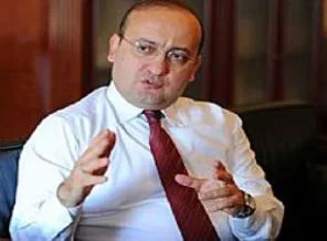 O fotoğrafa ateş püskürdü!