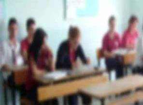 Öğretmeninin burnunu kırdı