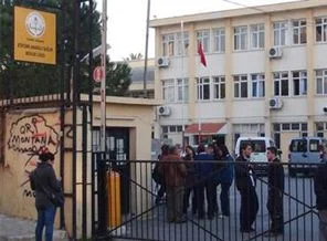 Okul basıp 2 öğrenciyi bıçakladı