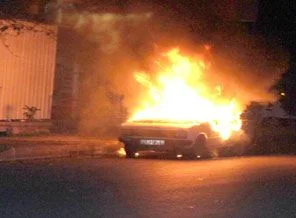 Park halindeki otomobil alev alev yandı!