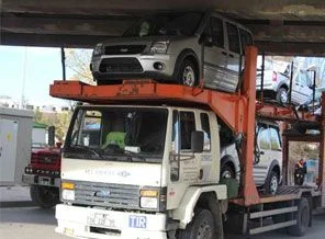 Polis araçları köprüye takıldı