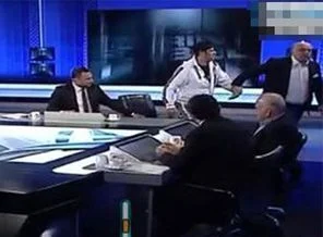 Sahaya giren holiganı canlı yayında dışarı attı