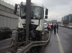 Tansiyonu düşen sürücü kaza yaptı: 2 yaralı