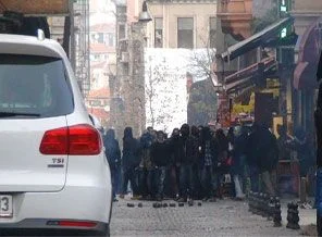 Taş ve havai fişekli saldırıya gazlı cevap