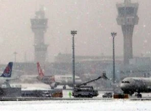 Uçaklar İstanbul'a inemiyor!