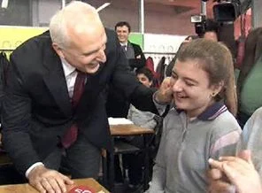 Vali Mutlu, Twitter'daki öğrenciyi sınıfta buldu!