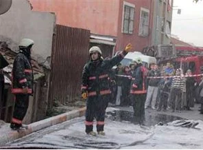 Yaşlı çift yangından son anda kurtarıldı