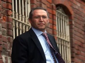 Yeni Şafak yazarından cemaate zor sorular