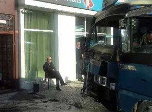 Yolcu minibüsü bankaya daldı